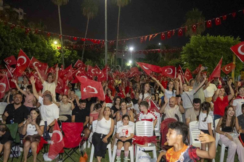 A MİLLİ KADIN VOLEYBOL TAKIMI’NIN İTALYA’YI 3-2 YENEREK AVRUPA ŞAMPİYONU OLDUĞU FİNAL MAÇINI YÜZLERCE MERSİNLİ, SAHİLDE KURULAN DEV EKRANDAN İZLEDİ. ŞAMPİYONLUĞUN ARDINDAN BÜYÜK COŞKU YAŞANDI.
