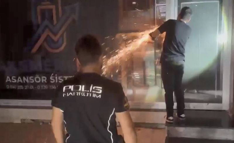 Kapı kilidi kesilerek içeri girildi, 2 milyon 296 bin adet uyuşturucu hap ele geçirildi