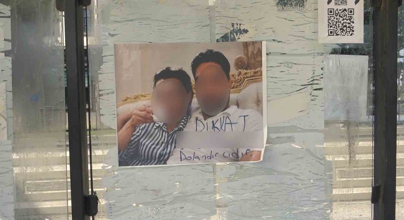 Otobüs durağına asılan "Dikkat, dolandırıcıdır" yazılı fotoğraf karesi görenleri şaşırttı