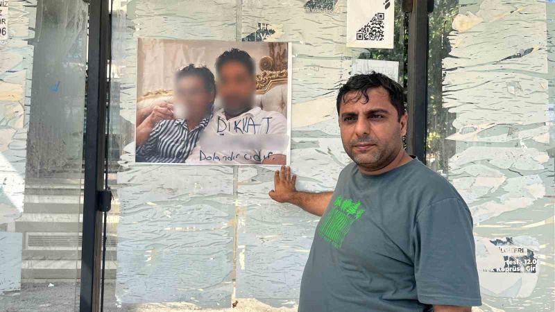 ADANA'DA BİR OTOBÜS DURAĞINA ASILAN VE ÜZERİNDE BİR ERKEK İLE KADININ FOTOĞRAFININ YER ALDIĞI, ERKEĞİN FOTOĞRAFININ ALTINDA "DİKKAT DOLANDIRICIDIR" YAZILI FOTOĞRAF KARESİ DİKKAT ÇEKTİ.