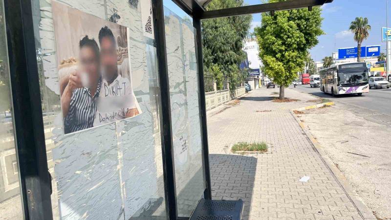ADANA'DA BİR OTOBÜS DURAĞINA ASILAN VE ÜZERİNDE BİR ERKEK İLE KADININ FOTOĞRAFININ YER ALDIĞI, ERKEĞİN FOTOĞRAFININ ALTINDA "DİKKAT DOLANDIRICIDIR" YAZILI FOTOĞRAF KARESİ DİKKAT ÇEKTİ.