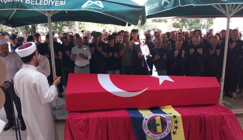 FENERBAHÇE-BEŞİKTAŞ DERBİSİNİ 16 YAŞINDAKİ OĞLU GAZİ YAŞAR İLE BİRLİKTE İZLEMEK İÇİN İSTANBUL’A GİDEN VE KARŞILAŞMA SIRASINDA GEÇİRDİĞİ KALP KRİZİ SONUCU HAYATINI KAYBEDEN 48 YAŞINDAKİ GAZİ GERÇEK YAŞAR, MEMLEKETİ MERSİN’İN MUT İLÇESİNDE DÜZENLENEN ASKERİ TÖRENLE SON YOLCULUĞUNA UĞURLANDI.
