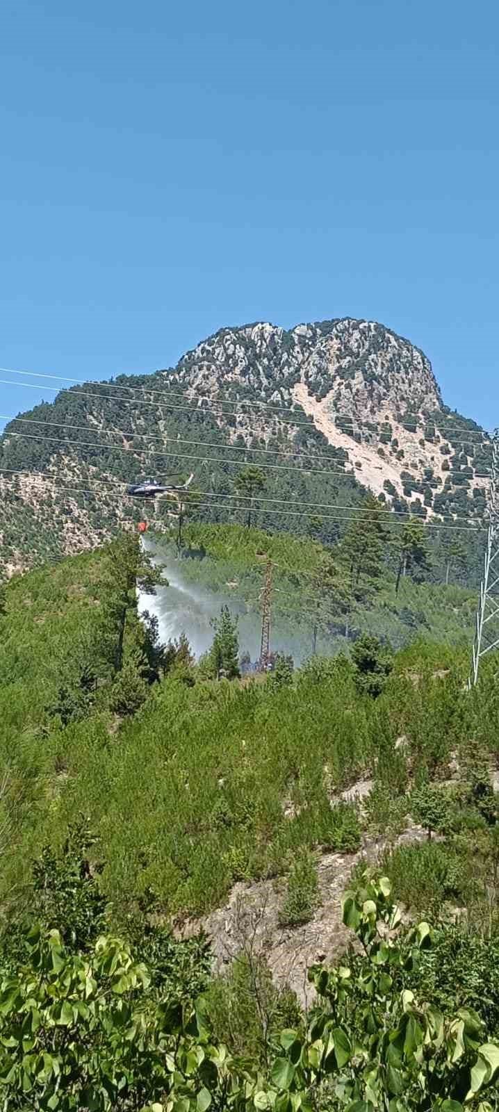 ADANA'NN FEKE İLÇESİNDE ORMANLIK ALANDA YANGIN ÇIKTI. YANGINA 1 HELİKOPTER İLE MÜDAHALE EDİLİYOR.