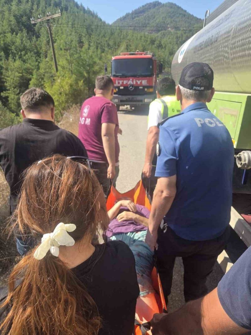 İLK ÇIKAN YANGINDA DUMANDAN ETKİLENEN BİR KADINDA AMBULANSLA HASTANEYE KALDIRILDI