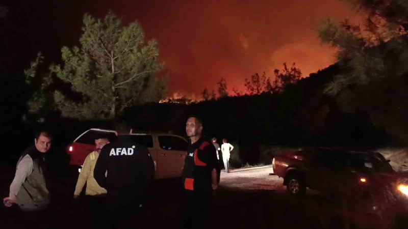 ADANA’NIN KOZAN İLÇESİNDE ORMAN YANGINI ÇIKTI. EKİPLERİNİN YANGINA MÜDAHALESİ DEVAM EDERKEN BÖLGEYE YAKIN OLAN YERLEŞİM YERLERİ GÜVENLİK AMAÇLI TAHLİYE EDİLDİ.