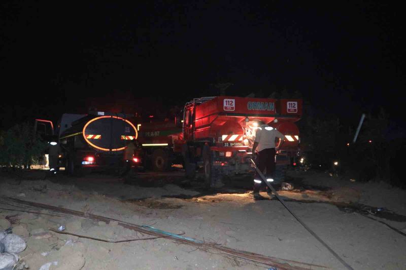 ADANA’NIN KARAİSALI İLÇESİNDE ÇIKAN ORMAN YANGINI KONTROL ALTINA ALINIRKEN EKİPLERİN SOĞUTMA ÇALIŞMASI DEVAM EDİYOR.
