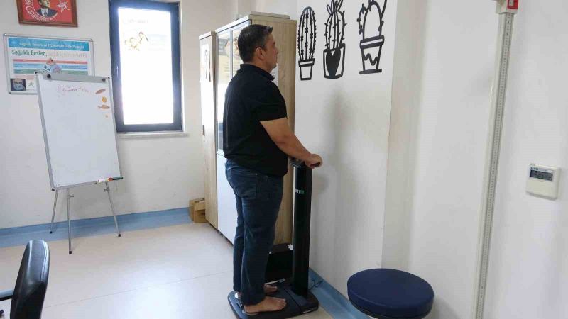 MERSİN’DE FAZLA KİLOLARI NEDENİYLE YÜRÜRKEN NEFES NEFESE KALAN VE ÇEŞİTLİ SAĞLIK SORUNLARI YAŞAYAN 48 YAŞINDAKİ AHMET BOLAT, SAĞLIKLI HAYAT MERKEZİ’NDEN ALDIĞI DESTEKLE 12 AYDA 30 KİLO VERDİ.
