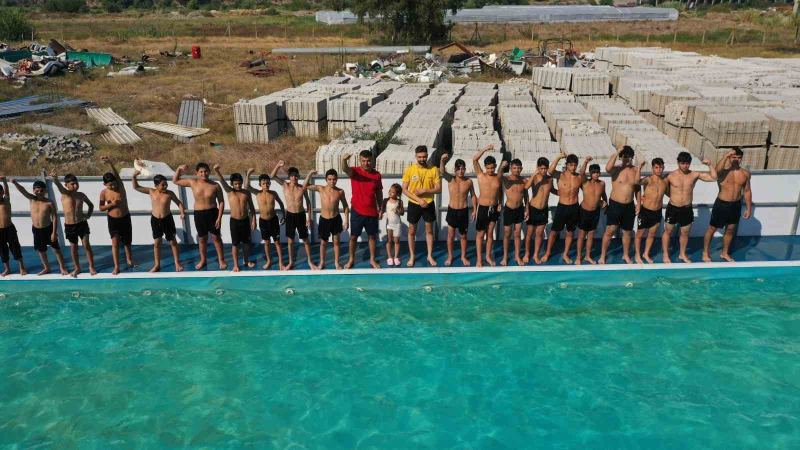 OSMANİYE'NİN CEVDETİYE BELDESİNDE, GENÇLİK VE SPOR BAKANLIĞININ "YÜZME BİLMEYEN KALMASIN" PROJESİ KAPSAMINDA KURULAN PORTATİF YÜZME HAVUZU, ÇUKUROVA'NIN SICAK HAVASINDA SERİNLEMEK İSTEYEN ÇOCUK VE GENÇLERE GÜVENLİ ORTAMDA YÜZME İMKANI SUNUYOR.