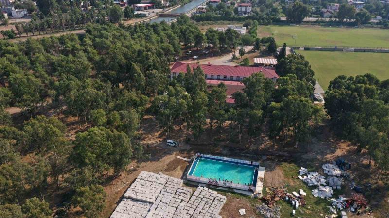 OSMANİYE'NİN CEVDETİYE BELDESİNDE, GENÇLİK VE SPOR BAKANLIĞININ "YÜZME BİLMEYEN KALMASIN" PROJESİ KAPSAMINDA KURULAN PORTATİF YÜZME HAVUZU, ÇUKUROVA'NIN SICAK HAVASINDA SERİNLEMEK İSTEYEN ÇOCUK VE GENÇLERE GÜVENLİ ORTAMDA YÜZME İMKANI SUNUYOR.