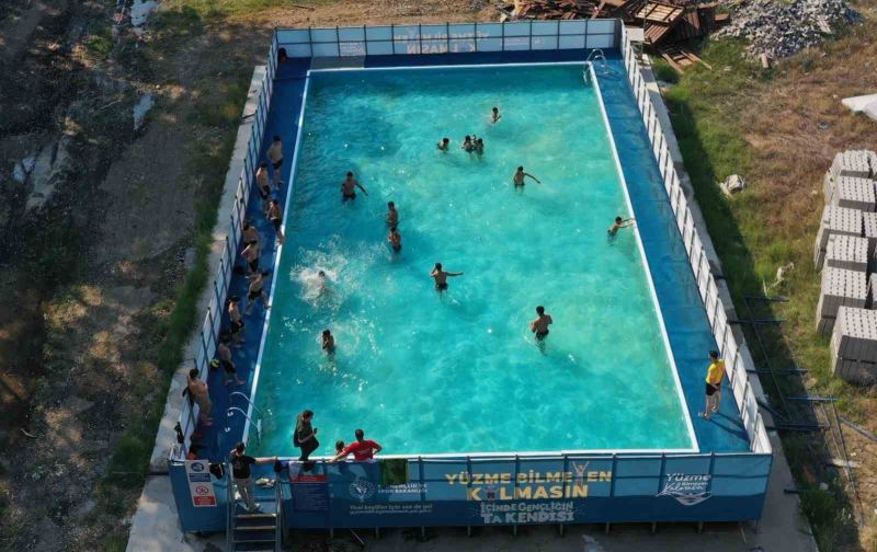 OSMANİYE'NİN CEVDETİYE BELDESİNDE, GENÇLİK VE SPOR BAKANLIĞININ "YÜZME BİLMEYEN KALMASIN" PROJESİ KAPSAMINDA KURULAN PORTATİF YÜZME HAVUZU, ÇUKUROVA'NIN SICAK HAVASINDA SERİNLEMEK İSTEYEN ÇOCUK VE GENÇLERE GÜVENLİ ORTAMDA YÜZME İMKANI SUNUYOR.
