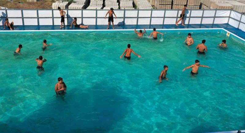 OSMANİYE'NİN CEVDETİYE BELDESİNDE, GENÇLİK VE SPOR BAKANLIĞININ "YÜZME BİLMEYEN KALMASIN" PROJESİ KAPSAMINDA KURULAN PORTATİF YÜZME HAVUZU, ÇUKUROVA'NIN SICAK HAVASINDA SERİNLEMEK İSTEYEN ÇOCUK VE GENÇLERE GÜVENLİ ORTAMDA YÜZME İMKANI SUNUYOR.