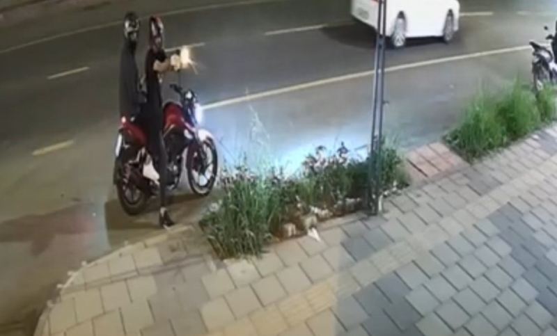 Aynı yerde ikinci saldırı: Kasklı şüpheli iş yerine peş peşe ateş açtı