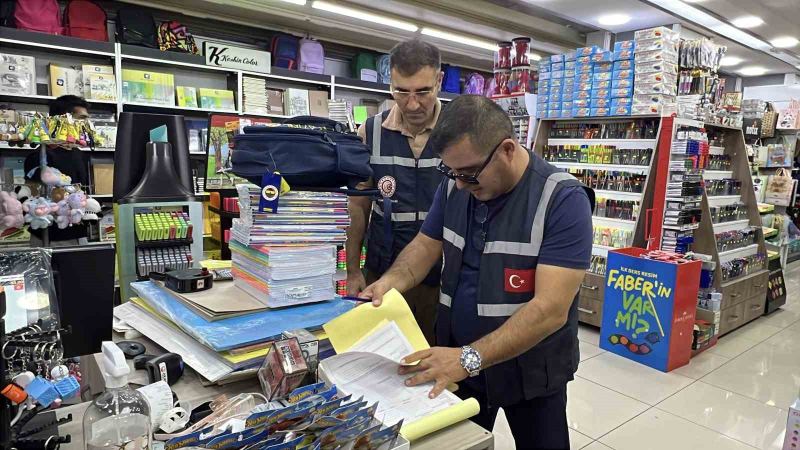 TİCARET BAKANLIĞI TARAFINDAN YENİ EĞİTİM ÖĞRETİM DÖNEMİ DOLAYISIYLA SÜRDÜRÜLEN KIRTASİYE DENETİMLERİ KAPSAMINDA MERSİN’DE EKİPLER, KIRTASİYE ÜRÜNLERİNİ MERCEK ALTINA ALDI.
