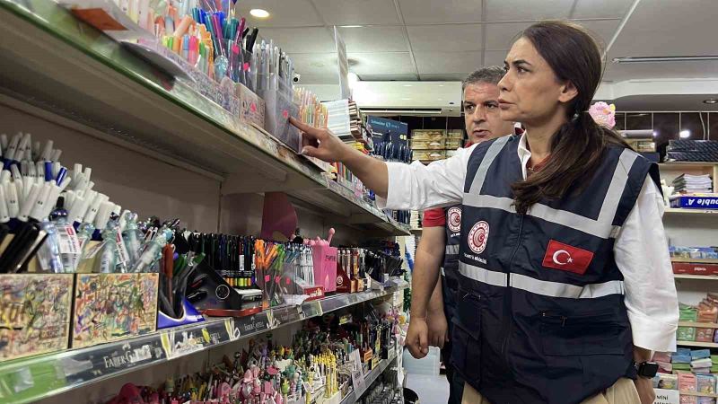 TİCARET BAKANLIĞI TARAFINDAN YENİ EĞİTİM ÖĞRETİM DÖNEMİ DOLAYISIYLA SÜRDÜRÜLEN KIRTASİYE DENETİMLERİ KAPSAMINDA MERSİN’DE EKİPLER, KIRTASİYE ÜRÜNLERİNİ MERCEK ALTINA ALDI.