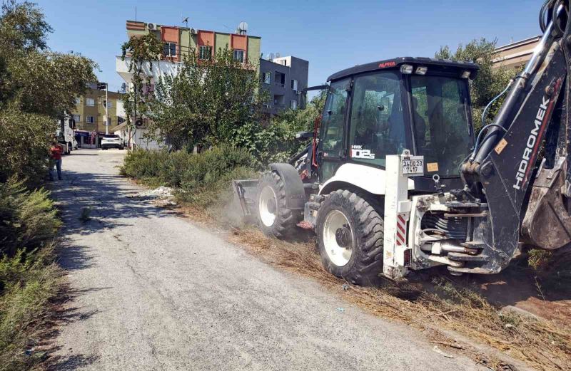 MERSİN'İN MERKEZ İLÇE AKDENİZ BELEDİYESİ, İLÇE GENELİNDE ULAŞIMIN DAHA GÜVENLİ VE KONFORLU HALE GETİRİLMESİ AMACIYLA YOL AÇMA, DÜZENLEME, TESVİYE VE ISLAH ÇALIŞMALARINI SÜRDÜRÜYOR.