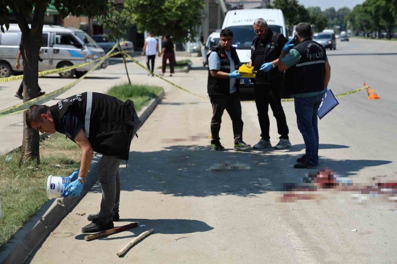 ADANA’DA BOŞANMA DAVASINDAN ÇIKAN İKİ AİLE ARASINDA ÇIKAN SİLAHLI, SOPALI VE DÖNER BIÇAKLI KAVGADA 1 KİŞİ HAYATINI KAYBEDERKEN 5 KİŞİ YARALANDI.