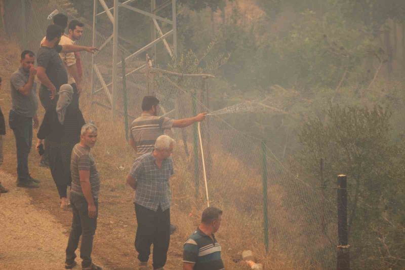 YANGININ ETKİLİ OLDUĞU BÖLGEDE BAZI VATANDAŞLAR DA ELLERİNE ALDIKLARI HORTUMLARLA YANAN ALANLARA SU TUTARAK SÖNDÜRME ÇALIŞMALARINA DESTEK OLMAYA ÇALIŞTI.