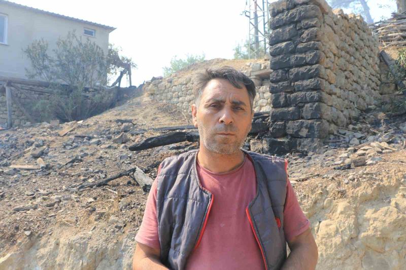 YANGINDA EVİ HASAR ALAN HÜSEYİN BOZKURT, "ÇOK BÜYÜK BİR YANGIN, 6 TANE EV YANDI, GİTTİ. BENDE SON ANDA KURTARDIM KENDİ EVİMİ" DEDİ.