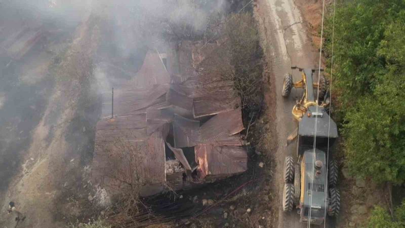 ADANA’NIN KOZAN İLÇESİNDE BAŞLAYAN ORMAN YANGINI İMAMOĞLU İLÇESİNE KADAR İLERLEDİ. İMAMOĞLU İLÇESİNE UZANAN YANGINDA BİR MAHALLEDE EVLER BOŞALTILIRKEN BAZI EVLER YANDI.  YANGININ DAYANDIĞI MAHALLE HAVADAN GÖRÜNTÜLENDİ.