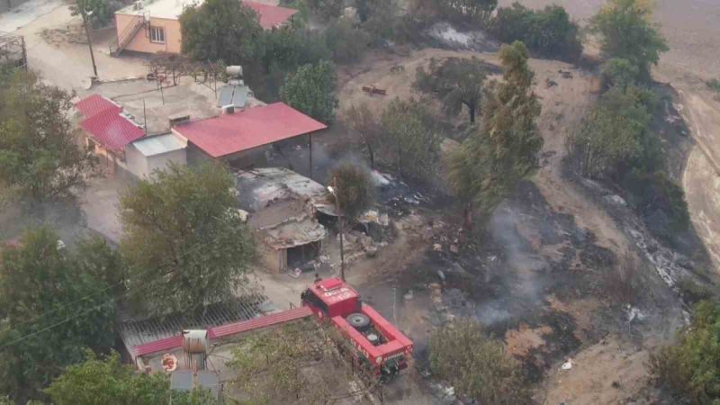 ADANA’NIN KOZAN İLÇESİNDE BAŞLAYAN ORMAN YANGINI İMAMOĞLU İLÇESİNE KADAR İLERLEDİ. İMAMOĞLU İLÇESİNE UZANAN YANGINDA BİR MAHALLEDE EVLER BOŞALTILIRKEN BAZI EVLER YANDI.  YANGININ DAYANDIĞI MAHALLE HAVADAN GÖRÜNTÜLENDİ.