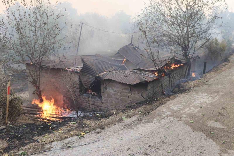 ADANA’NIN KOZAN İLÇESİNDE BAŞLAYAN ORMAN YANGINI İMAMOĞLU İLÇESİNE KADAR İLERLEDİ. İMAMOĞLU İLÇESİNE UZANAN YANGINDA BİR MAHALLEDE EVLER BOŞALTILIRKEN BAZI EVLER YANDI.  YANGININ DAYANDIĞI MAHALLE HAVADAN GÖRÜNTÜLENDİ.