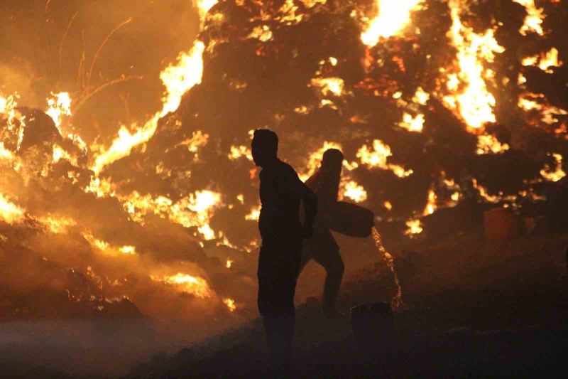 ADANA’NIN KOZAN İLÇESİNDE ORMAN YANGINININ YERLEŞİM YERLERİNE YAKLAŞMASIYLA KORKU DOLU ANLAR YAŞANDI. ALEVLERİN EVLERE KADAR ULAŞMASI ÜZERİNE VATANDAŞLAR, CANLARINI VE EVLERİNİ KORUMAK İÇİN ADETA ZAMANLA YARIŞTI. ELLERİNE KOVALARI ALAN MAHALLE SAKİNLERİ, ALEVLERİN ÖNÜNÜ KESEBİLMEK İÇİN BÜYÜK BİR MÜCADELE VERDİ.