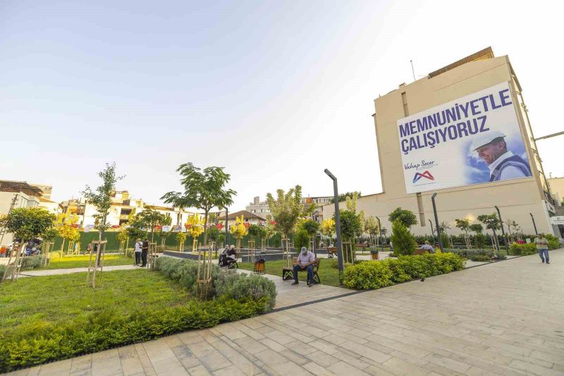 Mersin’de Kırmızı Lacivert Kent Meydanı çarşıya nefes aldırdı