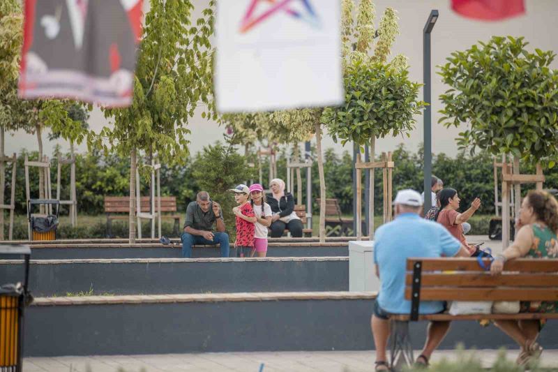 MERSİN BÜYÜKŞEHİR BELEDİYESİ TARAFINDAN KIRMIZI LACİVERT VE ÖZEL İDARE İŞ MERKEZİ’NİN YERİNE İNŞA EDİLEN ‘KIRMIZI LACİVERT KENT MEYDANI’, VATANDAŞLAR VE ÇEVRE ESNAFINDAN İLGİ GÖRÜYOR.