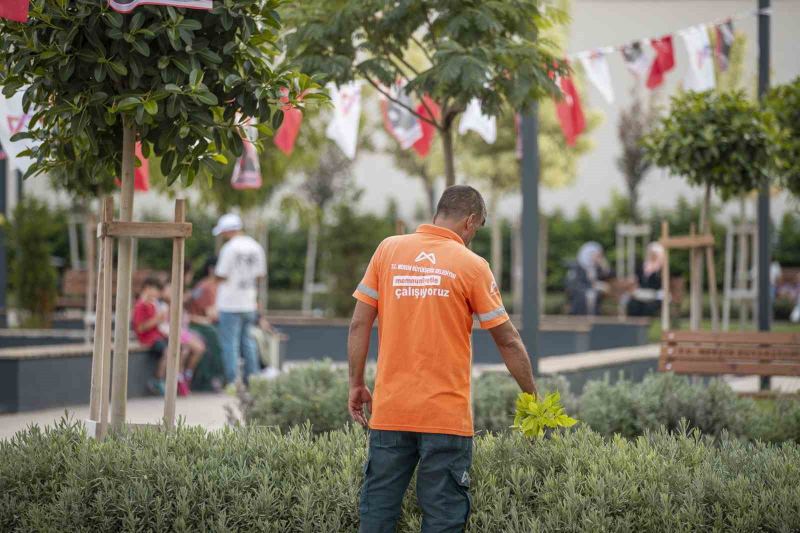 MERSİN BÜYÜKŞEHİR BELEDİYESİ TARAFINDAN KIRMIZI LACİVERT VE ÖZEL İDARE İŞ MERKEZİ’NİN YERİNE İNŞA EDİLEN ‘KIRMIZI LACİVERT KENT MEYDANI’, VATANDAŞLAR VE ÇEVRE ESNAFINDAN İLGİ GÖRÜYOR.