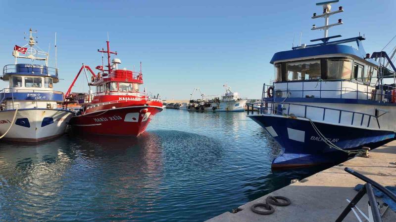 EGE VE KARADENİZ'DE SEZONUN BAŞLAMASININ ARDINDAN MERSİN'DEKİ AKDENİZLİ BALIKÇILAR DA 'VİRA BİSMİLLAH' DEMEK İÇİN DENİZE İNDİRDİKLERİ TEKNELERİNDE SON HAZIRLIKLARA GEÇTİ.