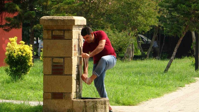 Adana’da termometreler 43 dereceyi gördü, vatandaş sıcağa şiir yazdı