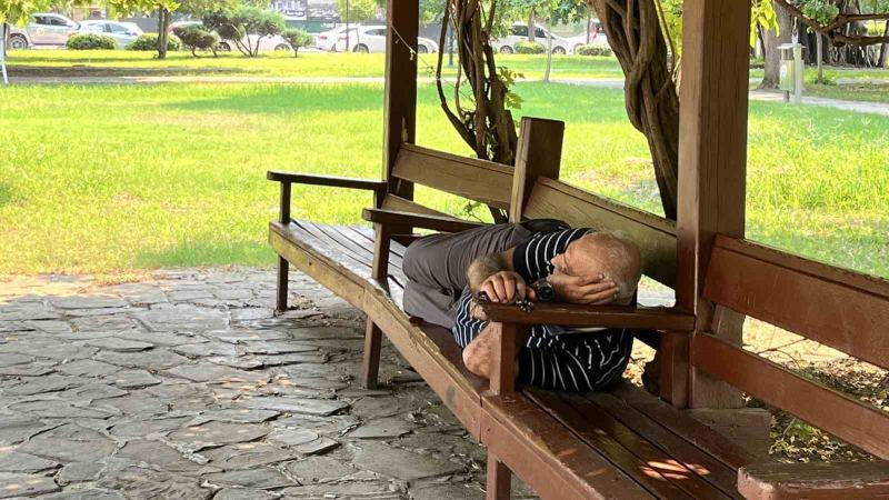 GÜNEŞİN KAVURUCU ETKİSİYLE SOKAKLAR ADETA BOŞALIRKEN, VATANDAŞLAR GÖLGELİK ALANLARA VE PARKLARA SIĞINDI