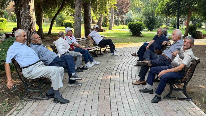 GÜNEŞİN KAVURUCU ETKİSİYLE SOKAKLAR ADETA BOŞALIRKEN, VATANDAŞLAR GÖLGELİK ALANLARA VE PARKLARA SIĞINDI