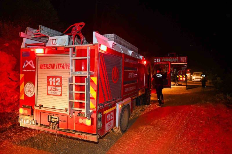 MERSİN’İN BOZYAZI İLÇESİNDE ÇIKAN ORMAN YANGININA MÜDAHALE SÜRERKEN, MERSİN BÜYÜKŞEHİR BELEDİYESİ VE MESKİ EKİPLERİ DE 8 ARAÇ VE 22 PERSONELLE ÇALIŞMALARA DESTEK VERİYOR.