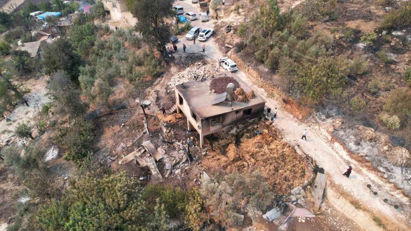 ADANA'NIN ALADAĞ İLÇESİNE SIÇRAYAN ORMAN YANGININDA DAİLER MAHALLESİ'NDE 19 HANE ALEVLERE TESLİM OLDU. GÜNÜN AĞARMASIYLA YANGININ BIRAKTIĞI ACI BİLANÇO HAVADAN GÖRÜNTÜLENDİ.