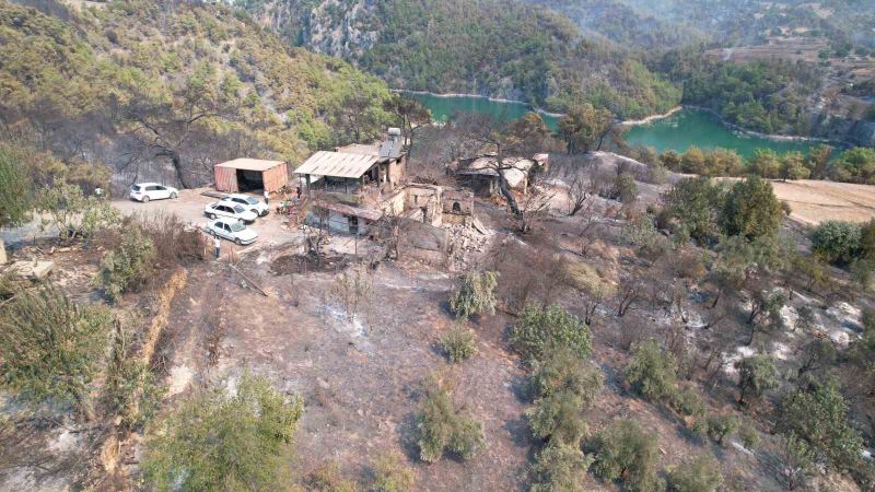ADANA'NIN ALADAĞ İLÇESİNE SIÇRAYAN ORMAN YANGININDA DAİLER MAHALLESİ'NDE 19 HANE ALEVLERE TESLİM OLDU. GÜNÜN AĞARMASIYLA YANGININ BIRAKTIĞI ACI BİLANÇO HAVADAN GÖRÜNTÜLENDİ.