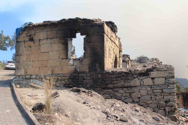 ADANA'NIN ALADAĞ İLÇESİNE SIÇRAYAN ORMAN YANGININDA DAİLER MAHALLESİ'NDE 19 HANE ALEVLERE TESLİM OLDU. GÜNÜN AĞARMASIYLA YANGININ BIRAKTIĞI ACI BİLANÇO HAVADAN GÖRÜNTÜLENDİ.
