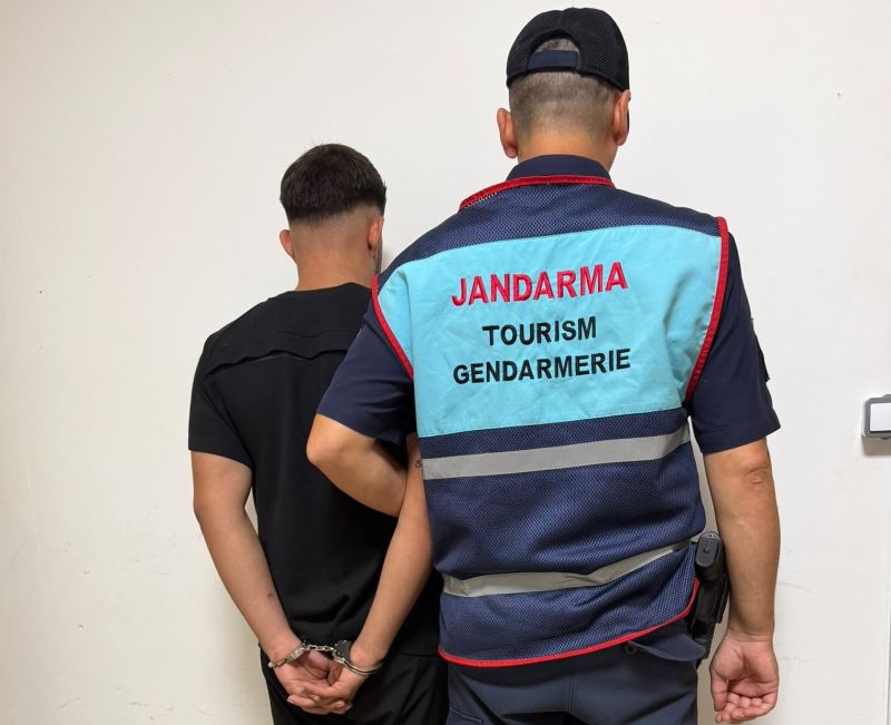 MERSİN'İN ERDEMLİ İLÇESİNDE BİR ADRESE OPERASYON DÜZENLEYEN JANDARMA EKİPLERİ YAKLAŞIK 70 BİN ADET UYUŞTURUCU HAP ELE GEÇİRDİ, ŞÜPHELİYİ İSE YAKALADI.