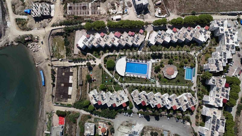 ADANA'NIN KARATAŞ İLÇESİNDE DENİZ KENARINDAKİ BİR TATİL SİTESİNİN İÇERİSİNDE YAPILAN İNŞAAT 21 SENE ÖNCE DANIŞTAY TARAFINDAN KIYI KANUNUNA MUHALEFET ETTİĞİ GEREKÇESİYLE DURDURULDU. CHP'Lİ KARATAŞ BELEDİYESİ, 21 YILIN ARDINDAN FİRMAYA YENİDEN RUHSAT VEREREK İNŞAATI BAŞLATTI.