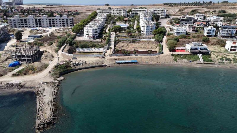 ADANA'NIN KARATAŞ İLÇESİNDE DENİZ KENARINDAKİ BİR TATİL SİTESİNİN İÇERİSİNDE YAPILAN İNŞAAT 21 SENE ÖNCE DANIŞTAY TARAFINDAN KIYI KANUNUNA MUHALEFET ETTİĞİ GEREKÇESİYLE DURDURULDU. CHP'Lİ KARATAŞ BELEDİYESİ, 21 YILIN ARDINDAN FİRMAYA YENİDEN RUHSAT VEREREK İNŞAATI BAŞLATTI.