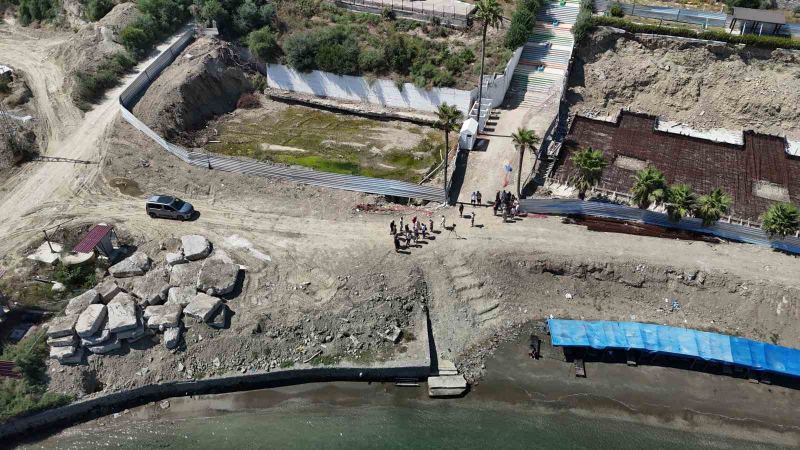 ADANA'NIN KARATAŞ İLÇESİNDE DENİZ KENARINDAKİ BİR TATİL SİTESİNİN İÇERİSİNDE YAPILAN İNŞAAT 21 SENE ÖNCE DANIŞTAY TARAFINDAN KIYI KANUNUNA MUHALEFET ETTİĞİ GEREKÇESİYLE DURDURULDU. CHP'Lİ KARATAŞ BELEDİYESİ, 21 YILIN ARDINDAN FİRMAYA YENİDEN RUHSAT VEREREK İNŞAATI BAŞLATTI.