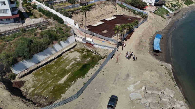 ADANA'NIN KARATAŞ İLÇESİNDE DENİZ KENARINDAKİ BİR TATİL SİTESİNİN İÇERİSİNDE YAPILAN İNŞAAT 21 SENE ÖNCE DANIŞTAY TARAFINDAN KIYI KANUNUNA MUHALEFET ETTİĞİ GEREKÇESİYLE DURDURULDU. CHP'Lİ KARATAŞ BELEDİYESİ, 21 YILIN ARDINDAN FİRMAYA YENİDEN RUHSAT VEREREK İNŞAATI BAŞLATTI.