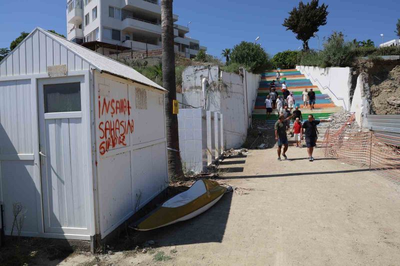 ADANA'NIN KARATAŞ İLÇESİNDE DENİZ KENARINDAKİ BİR TATİL SİTESİNİN İÇERİSİNDE YAPILAN İNŞAAT 21 SENE ÖNCE DANIŞTAY TARAFINDAN KIYI KANUNUNA MUHALEFET ETTİĞİ GEREKÇESİYLE DURDURULDU. CHP'Lİ KARATAŞ BELEDİYESİ, 21 YILIN ARDINDAN FİRMAYA YENİDEN RUHSAT VEREREK İNŞAATI BAŞLATTI.