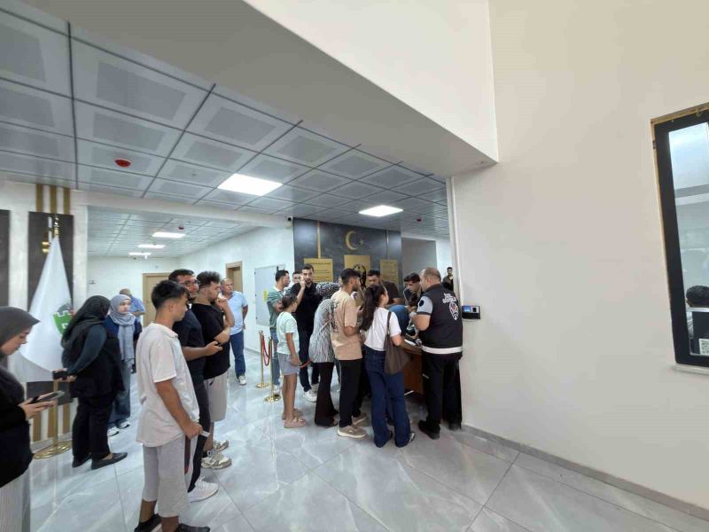 Osmaniye’de üniversiteyi kazanan gençlere valiz ve havlu desteği