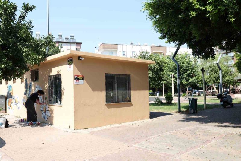 AKDENİZ BELEDİYESİ, İLÇEDEKİ PARKLARIN DAHA ESTETİK VE NİTELİKLİ HALE GETİRİLMESİ AMACIYLA YENİ BİR ÇALIŞMA BAŞLATTI. PARKLARDA BULUNAN BETONARME YAPILARIN DIŞ YÜZEYLERİ, ÇİÇEK, KUŞ VE DOĞADAN İLHAM ALAN ÇEŞİTLİ FİGÜRLERLE RENKLENDİRİLİYOR.