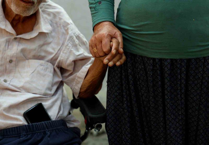 46 YILDIR AYNI EVDE OTURAN 6 ÇOCUK ANNESİ FATİŞ GÜL (70), YANGINDA BEDENSEL ENGELLİ EŞİ MEHMET (72) İLE BİRLİKTE CANLARINI ZOR KURTARDIĞINI ANLATTI.