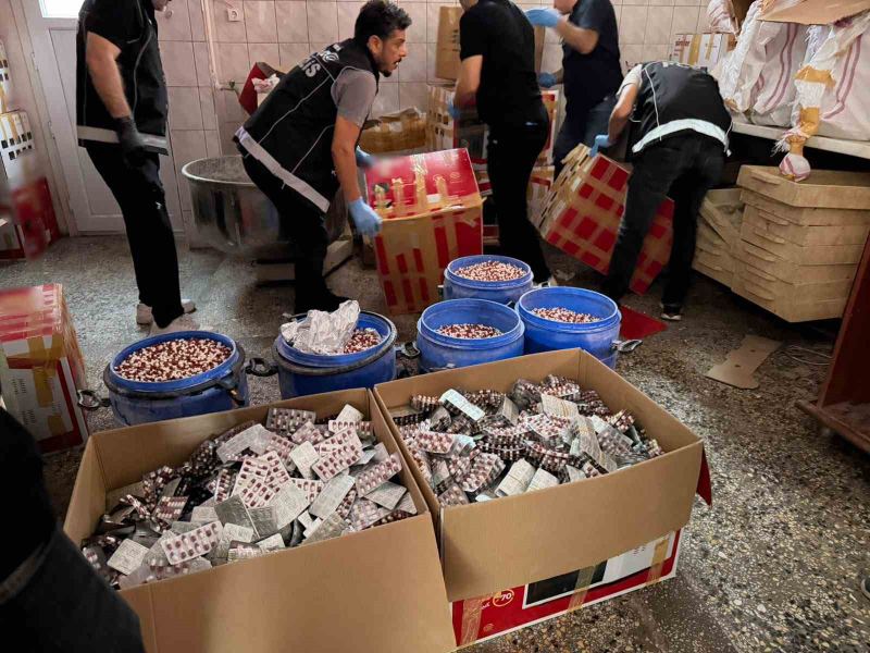 MERSİN POLİSİNİN YAPTIĞI ÇALIŞMADA YAKALANAN BİR ŞÜPHELİNİN ZULA OLARAK KULLANDIĞI FIRINDAKİ KOLİ VE VARİLLERDEN 1 MİLYON 758 BİN ADET UYUŞTURUCU MADDE İÇERİĞİ OLAN SENTETİK ECZA HAPI ELE GEÇİRİLDİ.