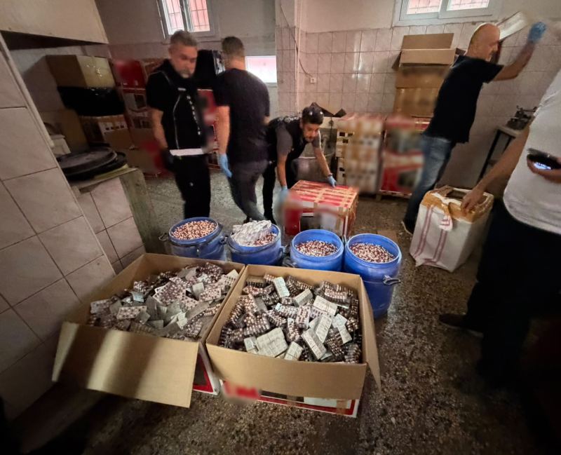 MERSİN POLİSİNİN YAPTIĞI ÇALIŞMADA YAKALANAN BİR ŞÜPHELİNİN ZULA OLARAK KULLANDIĞI FIRINDAKİ KOLİ VE VARİLLERDEN 1 MİLYON 758 BİN ADET UYUŞTURUCU MADDE İÇERİĞİ OLAN SENTETİK ECZA HAPI ELE GEÇİRİLDİ.
