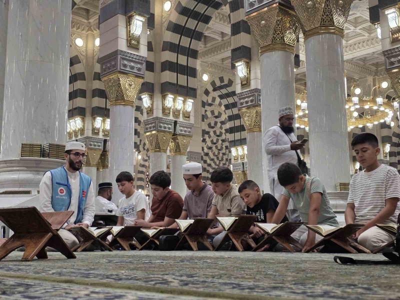MERSİN’DE ‘HAFIZLAR UMREDE’ PROJESİ KAPSAMINDA HAFIZLIĞINI KISA SÜREDE TAMAMLAYAN BAŞARILI ÖĞRENCİLERİN DE ARALARINDA BULUNDUĞU 20 HAFIZ ÖĞRENCİ, UMRE İBADETİ İÇİN KUTSAL TOPRAKLARA UĞURLANDI.