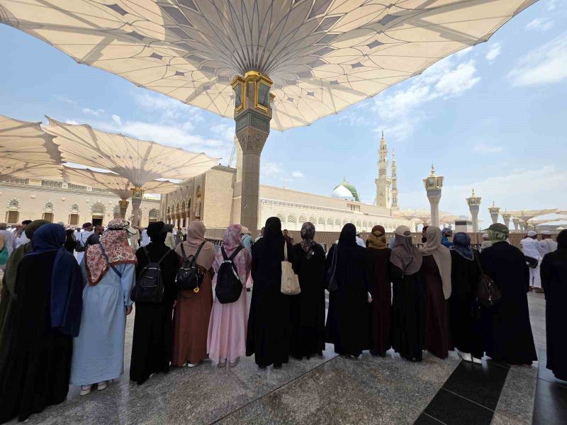MERSİN’DE ‘HAFIZLAR UMREDE’ PROJESİ KAPSAMINDA HAFIZLIĞINI KISA SÜREDE TAMAMLAYAN BAŞARILI ÖĞRENCİLERİN DE ARALARINDA BULUNDUĞU 20 HAFIZ ÖĞRENCİ, UMRE İBADETİ İÇİN KUTSAL TOPRAKLARA UĞURLANDI.